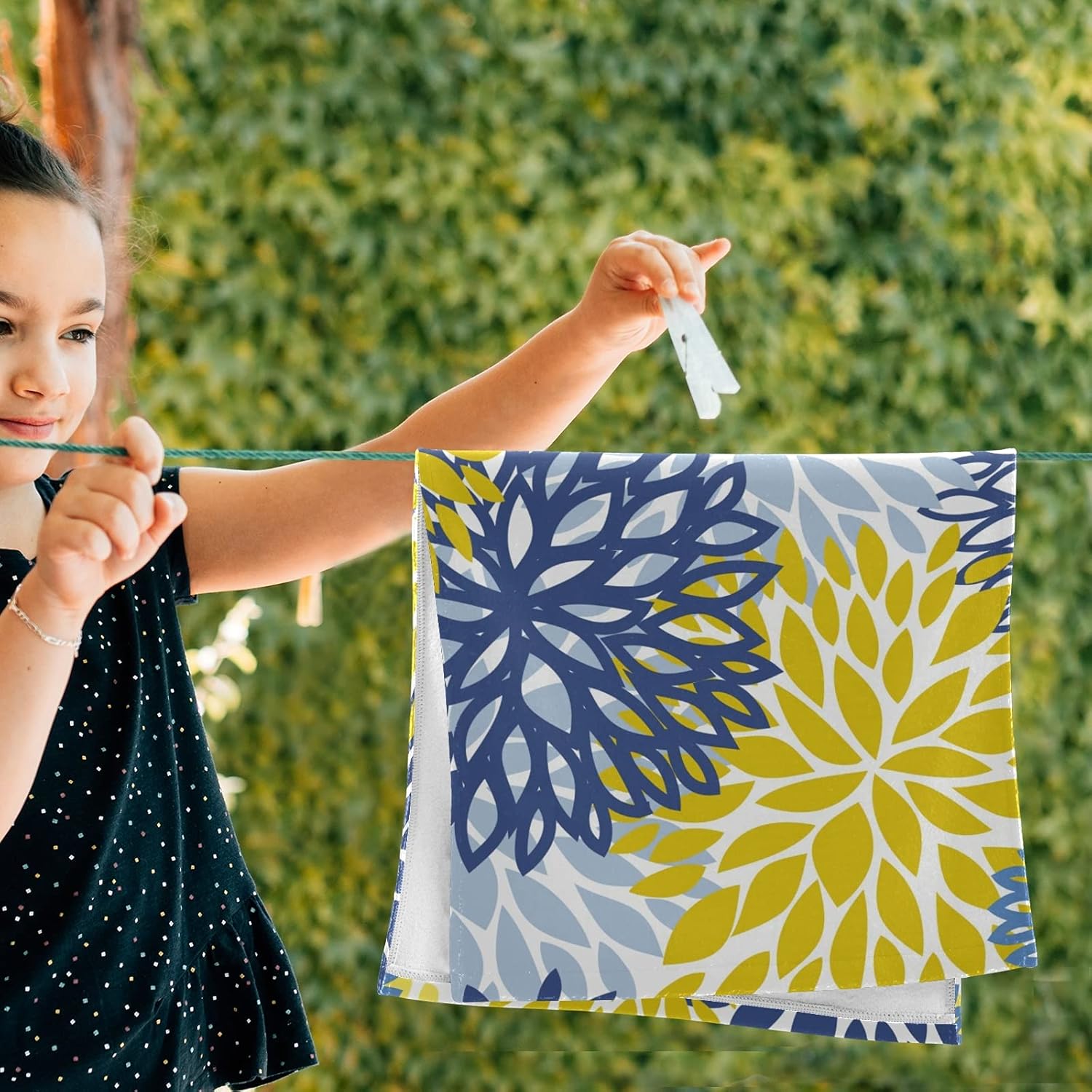 Sukiyo Exquisite Floral Chrysanthemum Hand Towels Set of 2